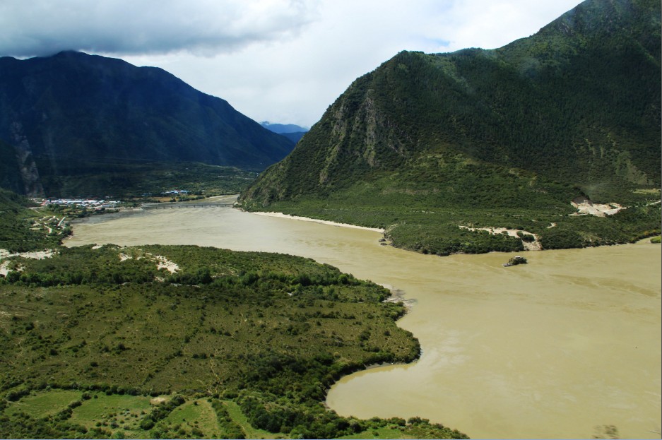 雅鲁藏布江是中国最长的高原河流,发源于西藏西南部喜马拉雅山北麓的