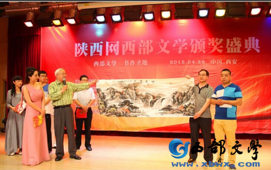 获奖后向大会赠送书画